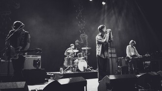 I Fontaines D.C. durante un concerto del 2019, foto di Paul Hudson