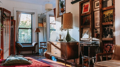 Interno di una casa con dettagli di dischi musicali e locandine