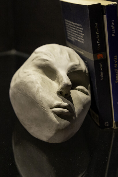 Marguerite Vallesi, Pensieri, argilla cruda e libri, foto Ivan Surdo