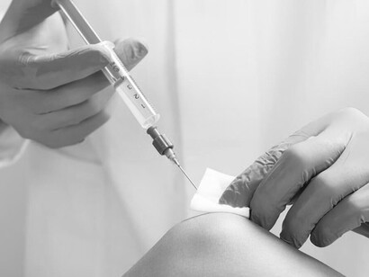 Quieren picar los brazos de Emiliano tantas veces que me imagino que ya se parecerán a los coladores de las teteras 