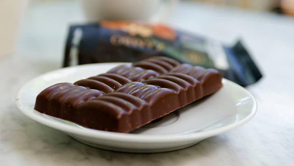 Barra de chocolate de la Chocolatería Herencia Divina, emprendimiento de Miguel Rodríguez. El cacao venezolano sigue siendo símbolo de identidad y orgullo nacional, una herencia viva que une tradición, arte y sabor