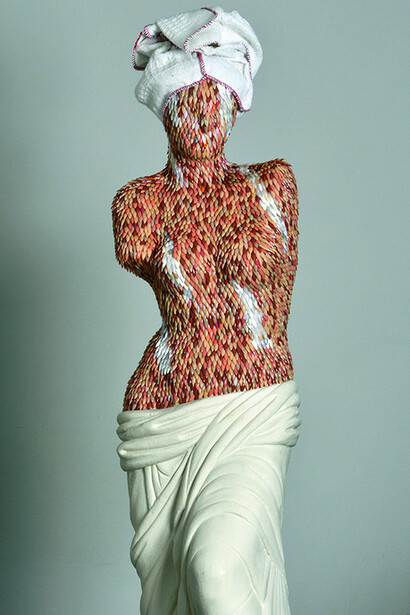 Venere, plastica, unghie finte, strofinaccio, cm 40x50x160, 2017. Courtesy of Pier Maulini