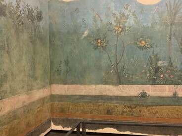 L’uso dei colori negli affreschi di Prima Porta è particolarmente raffinato, con tonalità verdi e azzurre che creano profondità e naturalezza. Foto di Raffaella Cesareo