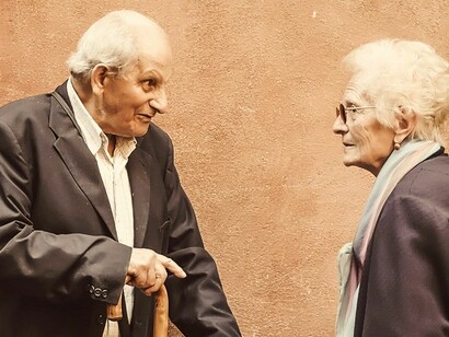Ancianos que se encuentran en la calle