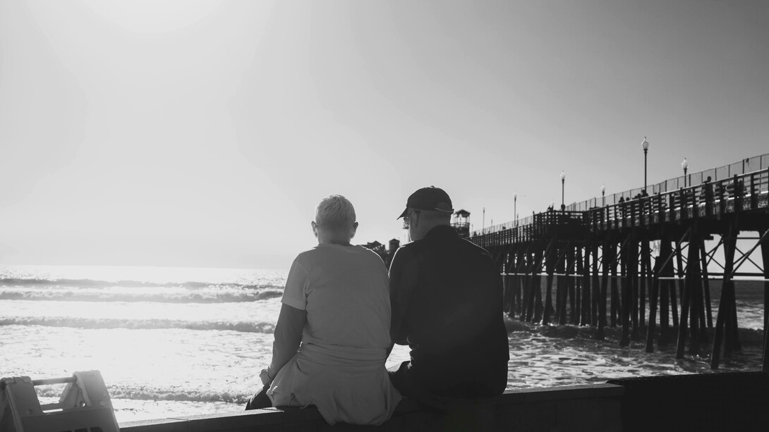 Vivemos em uma era marcada pela velocidade, pela hiperconectividade e por uma crescente sobrecarga emocional. As interações humanas tornaram-se rápidas, muitas vezes superficiais, e o tempo para a escuta — especialmente aquela escuta profunda e empática — parece cada vez mais escasso. Nesse cenário, a escuta ativa emerge como uma habilidade essencial, quase revolucionária, para restabelecer conexões humanas verdadeiras e promover saúde emocional em tempos de crise