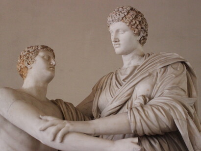 Menelao, Orestes y Electra, Palacio Altemps, Roma, Italia

Electra, la de los ojos de fuego,   
por la pasión y la furia   
te rendiste a los hechizos    
de la sangre