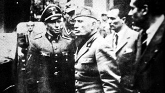 L'ultima fotografia di Mussolini vivo, scattata nel tardo pomeriggio del 25 aprile 1945, mentre rientrava in Prefettura a Milano da un incontro in Arcivescovado con il cardinale Schuster