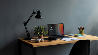 Um mesa de escritório equipada para fazer home office. Crie um espaço dedicado para o trabalho
