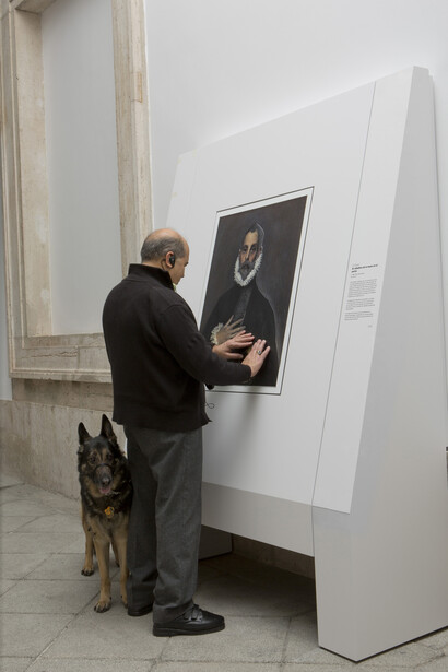 Imagen en sala con la reproducción en relieve de El caballero de la mano en el pecho de
El Greco © Museo Nacional del Prado