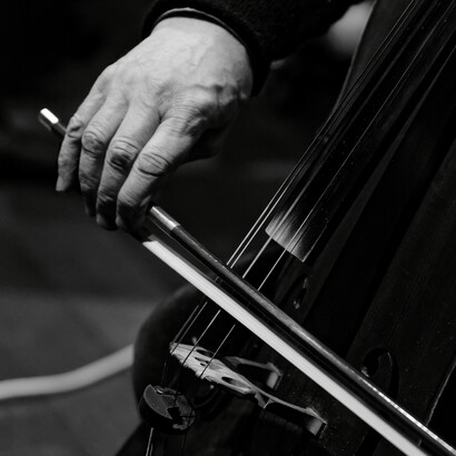 La sua esperienza come cantore e violoncellista gli permise di sviluppare una raffinata sensibilità per la disposizione del suono nello spazio, anticipando moderne concezioni di spazializzazione sonora