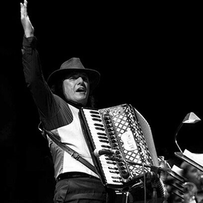 Por música romaní entendemos música vocal e instrumental transnacional, a menudo semi-improvisada, caracterizada por diferentes estilos 