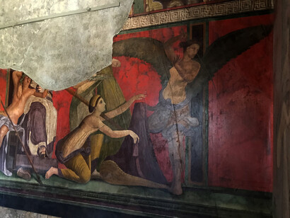Detalle de fresco en la Villa de los Misterios. Dionisio y Ariadne, una joven devela falo ritual ante una figura alada femenina con un látigo. Pompeya, Campania, Italia. Colección Jorge M. González