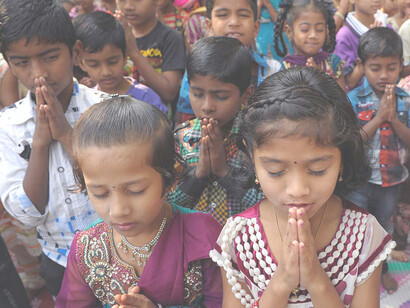 Niños rezando: esta mente, tanto individual como colectiva, nos lleva a una compleja y generalizada crisis de ahora y siempre