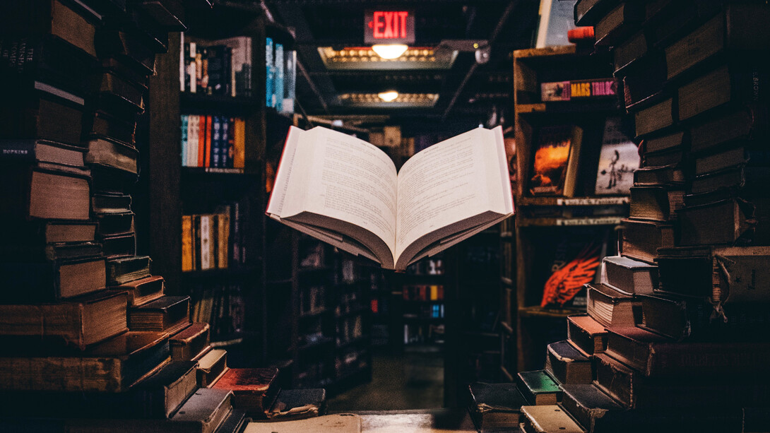 Libro flotando en una librería: la lectura es uno de los placeres más limpios y sustanciosos que tenemos a nuestro alcance, nos abre puertas para desarrollar la imaginación y para adquirir conocimiento