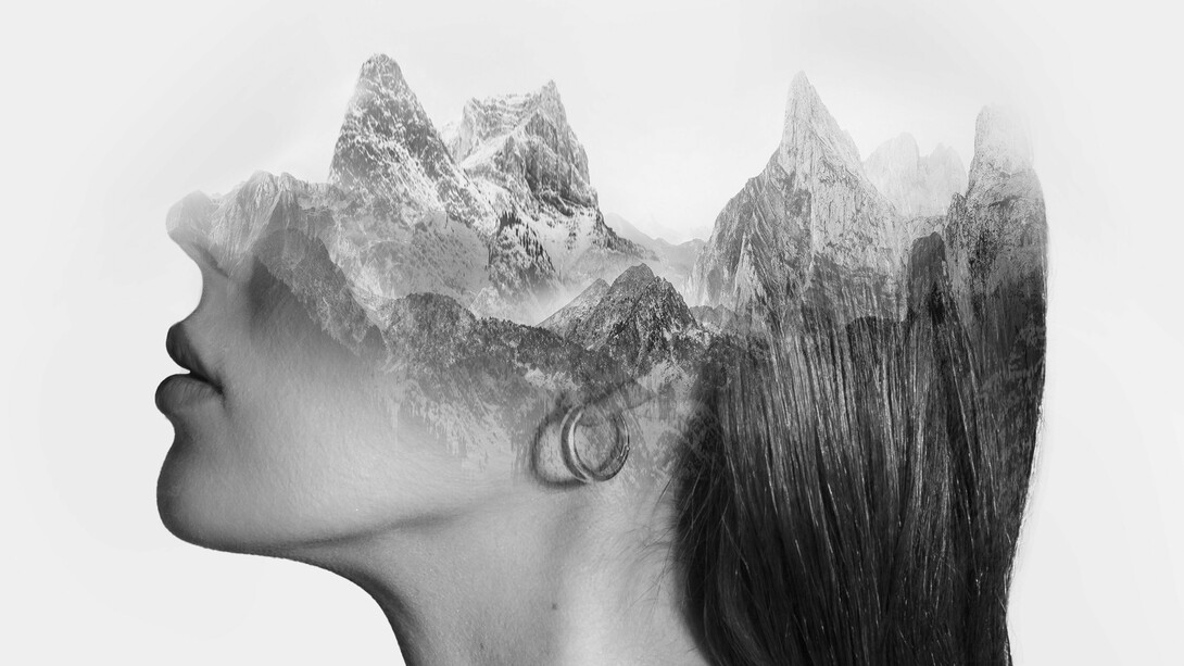 As mulheres — poetisas ou poetas — que sentem com corpo e alma a estilhaçar suas palavras pelo mundo arrebatam-nos e encantam-nos. Cada uma a seu jeito. Elas expressam a energia da conexão feminina com a natureza — que todas nós temos —, permitem a comunhão com o invisível e integram o mistério ao corpo físico. Graças às poetisas, lembramo-nos de que somos céu e terra, sonho e matéria a viver na terceira dimensão a abraçar os versos que nos rodeiam e a saborear o feminino em palavras