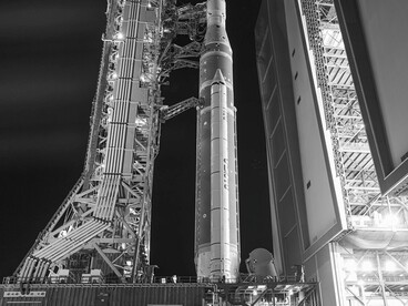 Il razzo SLS (Space Launch System) della missione Artemis II della NASA e la navicella spaziale Orion vengono trasportati al Complesso di lancio 39B, venerdì 20 marzo 2026, presso il Kennedy Space Center della NASA in Florida. Crediti fotografici: NASA/John Kraus