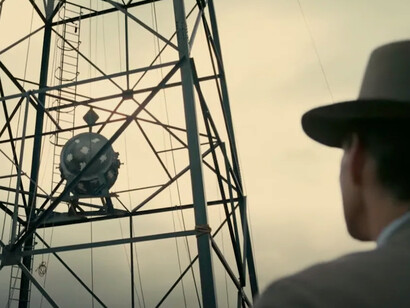 "Oppenheimer", lançado em 2023, dirigido por Christopher Nolan e com Cillian Murphy no papel principal, explora a vida do cientista por trás da bomba atômica, recebendo indicações a prêmios pela sua produção e atuação