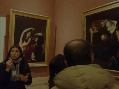 Silvia De Angelis che spiega ad una classe i quadri esposti nella Galleria Barberini 