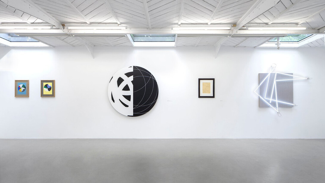 Sophie Taeuber-Arp et François Morellet, Au hasard, vue d'exposition. Avec l’aimable autorisation de la Galerie Kamel Mennour