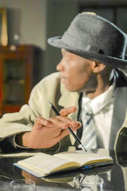 Detetive faz anotações em seu caderno de investigação