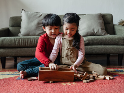 Crianças brincam em casa. Os jogos promovem a aprendizagem através de desafios