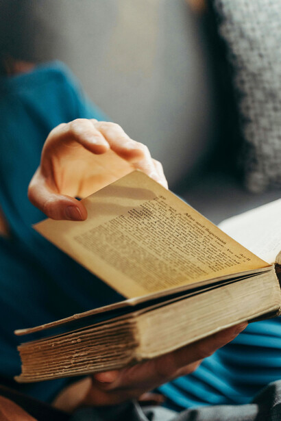 El filósofo entiende que la palabra no es mero signo, sino mediación entre lo humano y lo divino, donde el lenguaje encarna la medida y el orden del cosmos