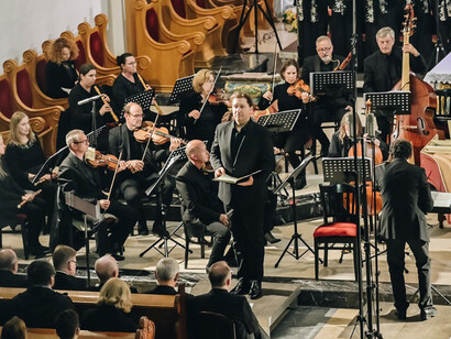 En resumen, tanto para Pitágoras como para Bach, la música era la conexión más fuerte entre la armonía del cuerpo y la armonía del cosmos. Pasión según San Mateo de J. S. Bach, Veladas Barrocas de Varaždin, 2022, a cargo del coro Chorus angelicus Varaždin, Croacia 