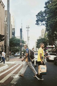 À medida que a dependência do automóvel particular deixa de estruturar os deslocamentos diários, o próprio tecido urbano começa a se transformar. As ruas deixam de ser meros corredores de circulação e passam a assumir funções múltiplas. Faixas exclusivas para ônibus e sistemas BRT organizam o transporte coletivo de alta capacidade. Ciclovias contínuas e seguras conectam bairros e centralidades urbanas. Percursos destinados a patinetes e pequenos veículos elétricos ampliam as possibilidades de deslocamentos de curta distância. Árvores, jardins lineares e espaços de permanência retomam áreas antes dominadas pelo asfalto, enquanto calçadas amplas e sombreadas voltam a convidar as pessoas a caminhar