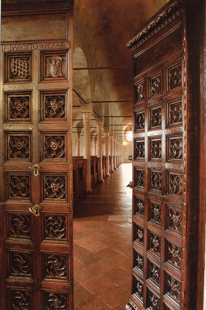 La porta lignea d'ingresso alla biblioteca