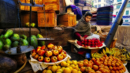 Nepal – Venditrice di frutta nel mercato di Katmandu, foto Sergio Pessolano