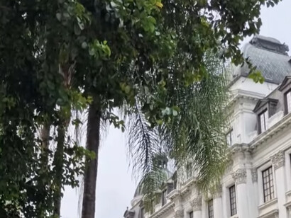 A Cali en coche. Circulábamos por la autopista a velocidad media, ella agarrando el volante con las dos manos, trazando las curvas con delicadeza, parecía un vals. Plaza Cayzedo, Catedral San Pedro y Ayuntamiento, Cali, Valle del Cauca, Colombia