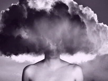 Cada persona presenta una combinación diferente de problemas que pueden incluir confusión, pérdida de memoria, dificultad para recordar palabras, pensamiento lento, dificultad para concentrarse y facilidad para distraerse