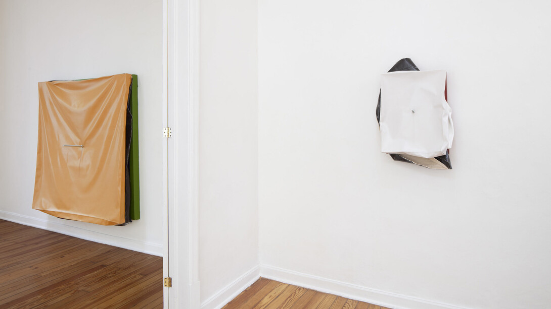 Ángela de la Cruz, Bulto, exhibition view. Courtesy of Travesía Cuatro