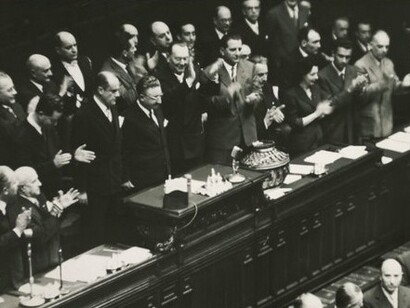 Giovanni Gronchi, terzo Presidente della Repubblica Italiana dal 1955 al 1962, fu il primo esponente della Democrazia Cristiana a ricoprire questa carica. Nella foto la sua elezione a Presidente