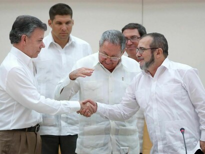 El presidente de Colombia y el líder de las FARC se dan la mano