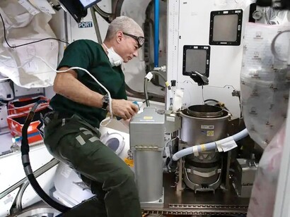 L'astronauta Mark Vande Hei sta effettuando la manutenzione dei componenti di una nuova toilette all'avanguardia installata all'interno della Stazione Spaziale Internazionale