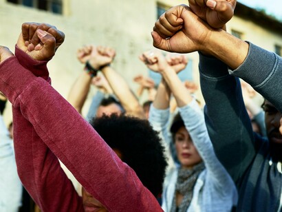 Manifestantes na rua. A opulência e a arrogância dos dirigentes africanos perderam terreno os povos estão despertando para a liberdade de uma escravatura negra acometido pelos próprios irmãos africanos que usam sempre o exercito para se esconder de suas responsabilidades para com o povo. Mais do que nunca em África existe uma nova geração de lideres que já não aceita aquela velha historia de libertação de África que se desgastou com o passar do tempo e do sofrimento do povo que clama por igualdade social, saúde, educação, habitação e uma economia promissora
