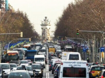 Las rayas de color azul (con límite horario y pago de 3,50 euros cada hora); como todo está lleno, tengo que aparcar en una zona reservada para discapacitado. Barcelona, España