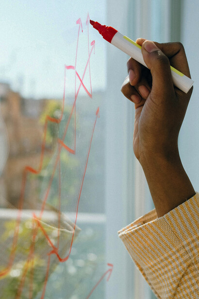 A integração de vendas físicas com dados digitais é um desafio crescente que demanda frameworks precisos para insights