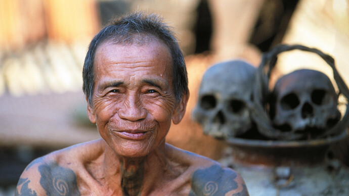 I circa 350 Dayak Bidayuh di Gayu (Sarawak) sono politeisti e il loro fulcro di aggregazione spirituale è racchiuso nel baruk o “tempio dei teschi” (chiamato anche panggah o balui), situato in una casetta a parte collegata alla longhouse da un'asse di legno. I macabri trofei vengono esibiti solo in occasione di cerimonie o feste religiose, come la Mukah, fatta per placare lo spirito racchiuso nei teschi chiamato Tikurouk – Opar, Gumbang e Tringgus, sono gli unici villaggi Bidayuh con un baruk originale.  