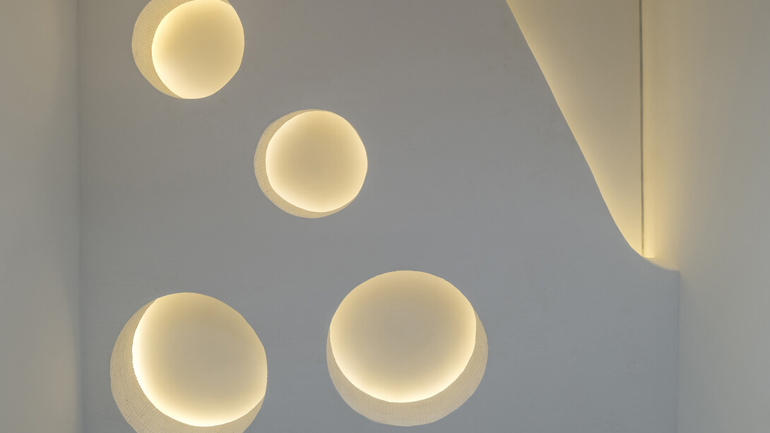 Abertura, 2015 Isopor e gesso acrílico [Styrofoam and acrylic plaster] 41 x 432 x 434 cm, Vista da exposição na [Exhibition view at] Galeria Fortes Vilaça, 2015