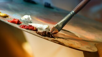 Osservare l'arte. È necessario guardare l'opera con una sensibilità acuta, proprio come il sentimento richiede affinché in noi si generi un'emozione
