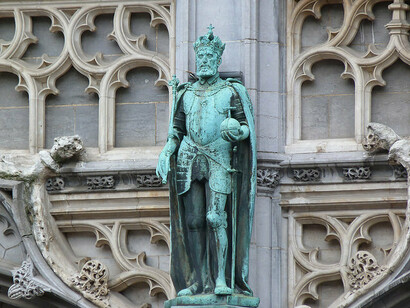 Estatua de bronce de Carlos en la fachada del Ayuntamiento de Bruselas