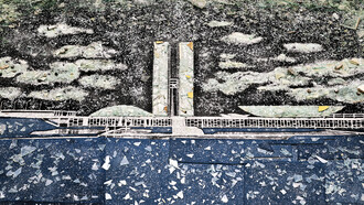 Obra “8 de janeiro de 2023”, do artista plástico Vik Muniz. A obra foi registrada em fotografia e reconstrói a imagem do Palácio do Congresso Nacional a partir de vidro despedaçado, cartuchos de balas e restos de carpete azul coletados após a invasão ao Senado em 2023 e ficará em exposição permanente no Salão Azul, afixada em local próximo à entrada do Plenário da Casa