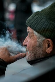 Idoso fuma enquanto observa o movimento da rua. Caso tenha morrido, o que me deixa triste por não ter ficado sabendo e nem ter ido me despedir desse companheiro das tardes, agora, pelo menos, pode ficar observando a mulherada lá do céu, vista privilegiada e com a vantagem de ser infinita, pode ver não apenas as que malham nas academias aqui de perto como também de todas as outras academias que existem no Brasil e no mundo