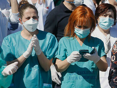 El enfoque basado en las necesidades básicas sólo ofrecía promesas; el enfoque basado en los derechos humanos se centra en obligaciones que de-facto exigen la actuación de los responsables de la toma de decisiones. Profesionales de la salud protestando y abogando por políticas sanitarias justas