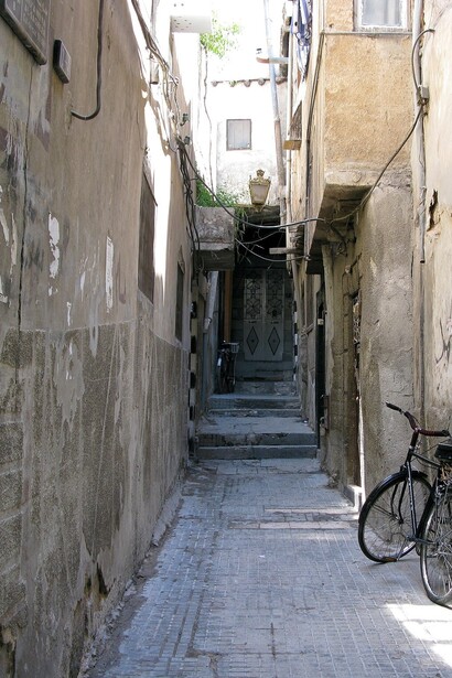 La città vecchia di Damasco, uno dei luoghi abitati più antichi del mondo, racchiude secoli di storia e cultura, con le sue strette stradine, i suq vivaci e i monumenti storici come la Grande Moschea degli Omayyadi  