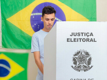 Um eleitor brasileiro participa das eleições nacionais em uma seção eleitoral local