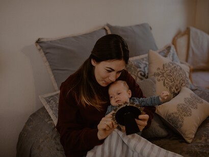 Mãe com bebê no colo