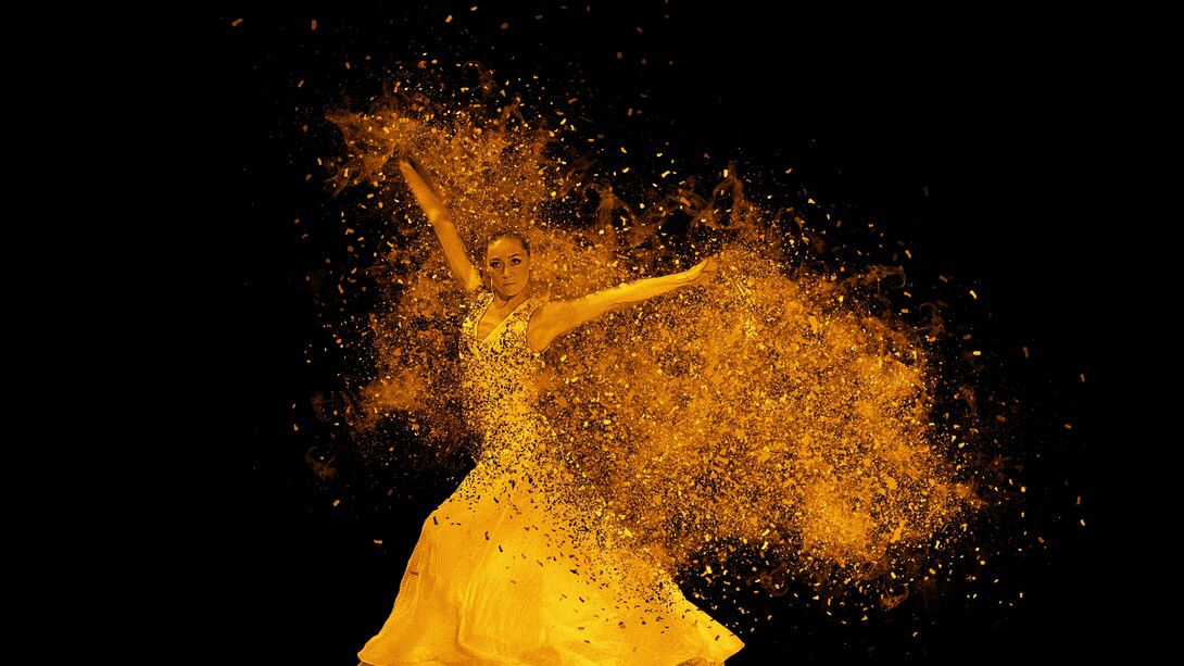 Cantemos para recolher nossos restos psíquicos, e trazer de volta a vitalidade do ser, com a força do nosso canto. Dancemos para espalhar encantos. Memórias arquivadas das nossas tradições femininas, onde nossas mentes e instintos se misturam, e nossos corações e sentidos viram canções de cenas e sons